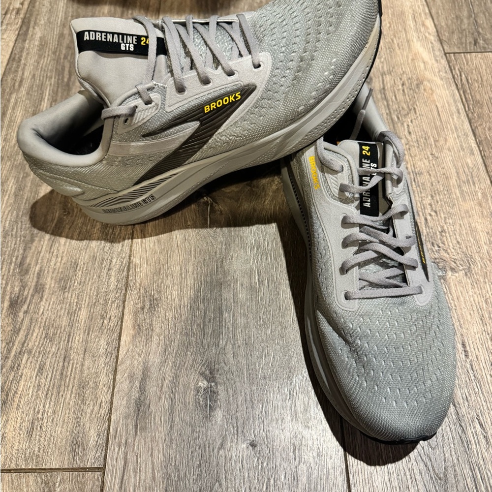 Brooks Adrenaline GTS 24 Light Gray Running Shoes